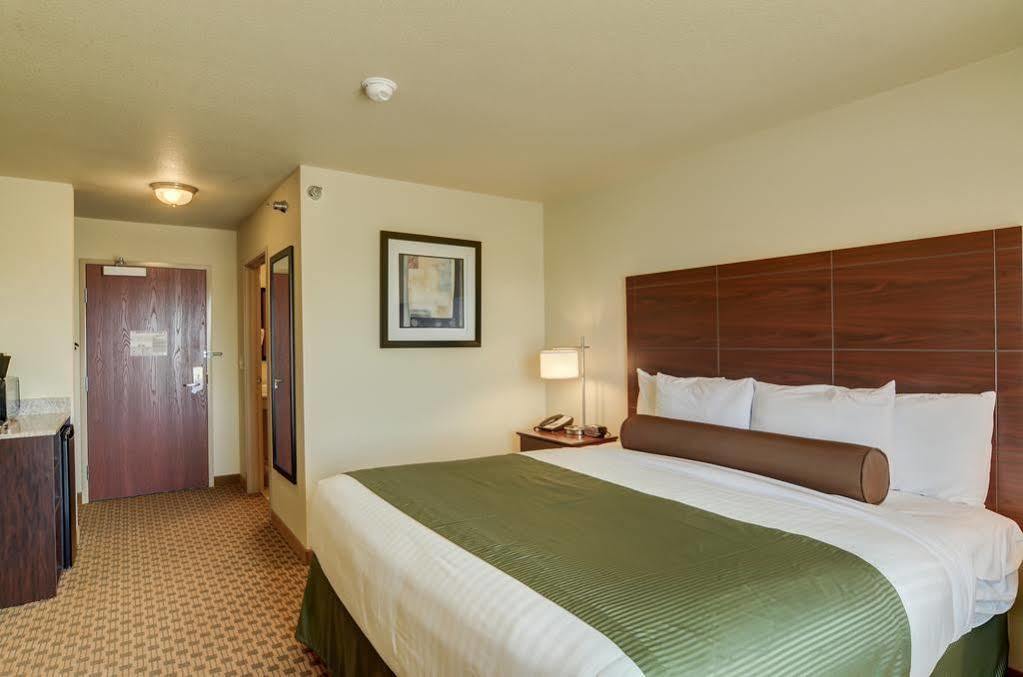 Cobblestone Inn & Suites - Lakin Екстериор снимка