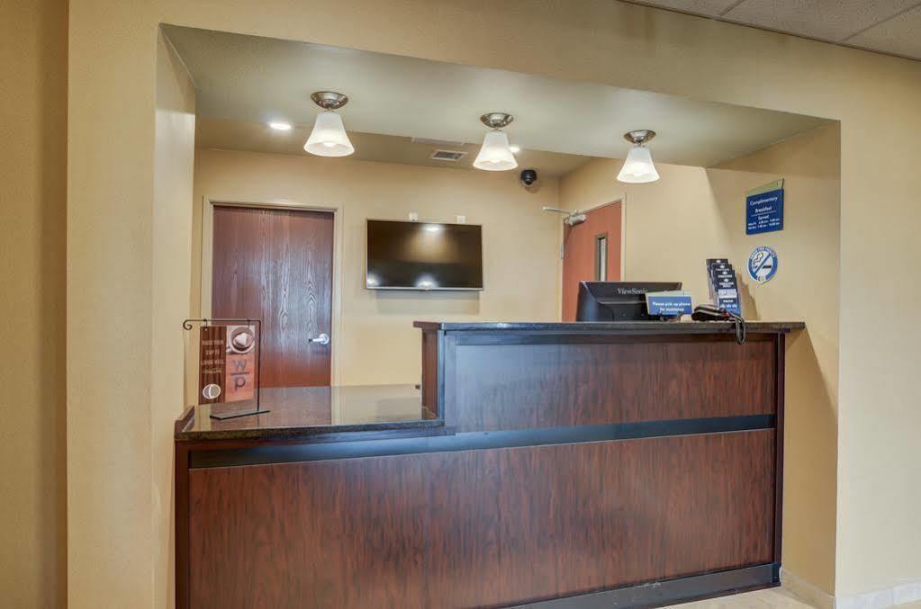 Cobblestone Inn & Suites - Lakin Екстериор снимка